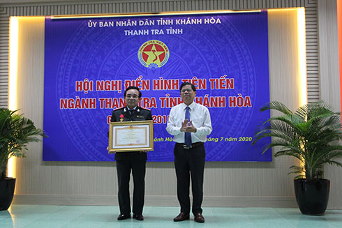 Ông Nguyễn Tấn Tuân trao bằng khen của Thủ tướng Chính phủ cho ông Lê Hữu Trí.