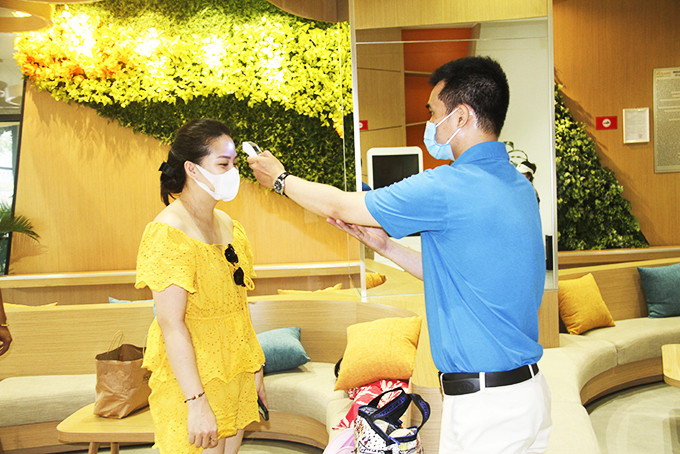 Các khách sạn ở Nha Trang đã tiến hành kiểm soát thân nhiệt của du khách  theo quy trình chống dịch. 