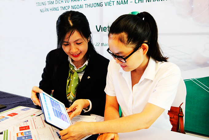 Nhân viên Vietcombank Khánh Hòa hướng dẫn người dân thanh toán trực tuyến  trên Trung tâm Dịch vụ hành chính công trực tuyến tỉnh.