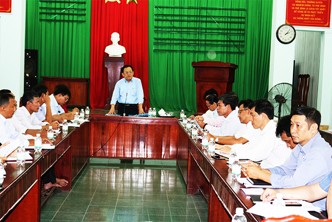 Ông Lê Hữu Hoàng làm việc tại xã Suối Tân