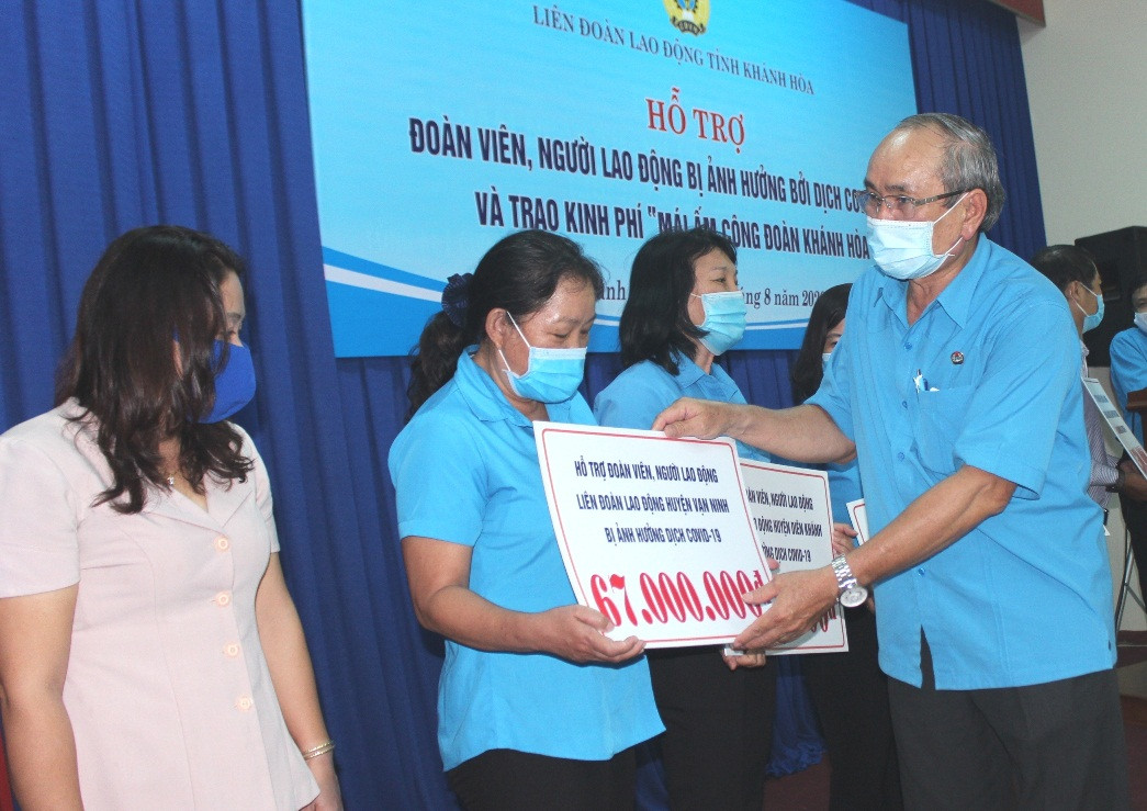 Đại diện Liên đoàn Lao động tỉnh Khánh Hòa trao hỗ trợ tượng trưng cho 9 công đoàn cấp ngành, huyện để trao cho người lao động bị ảnh hưởng do dịch Covid-19.
