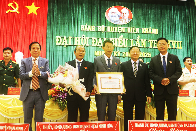 Ông Nguyễn Khắc Định và Hà Quốc Trị trao bằng khen cho Đảng bộ huyện Diên Khánh, nhiệm kỳ 2015 - 2020.