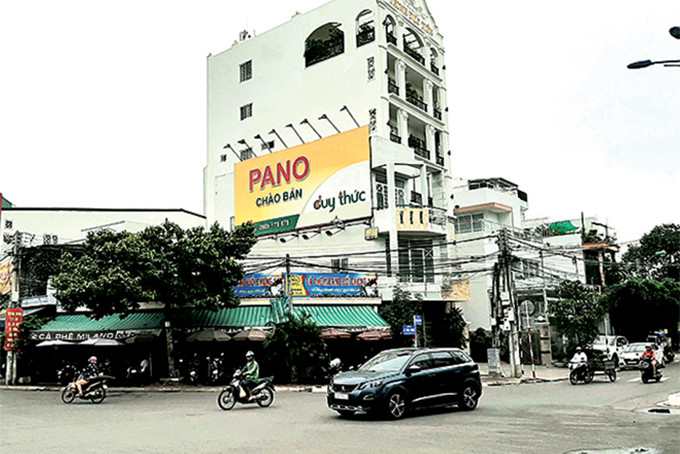 Một bảng pano quảng cáo trên đường Lê Hồng Phong (TP. Nha Trang). 