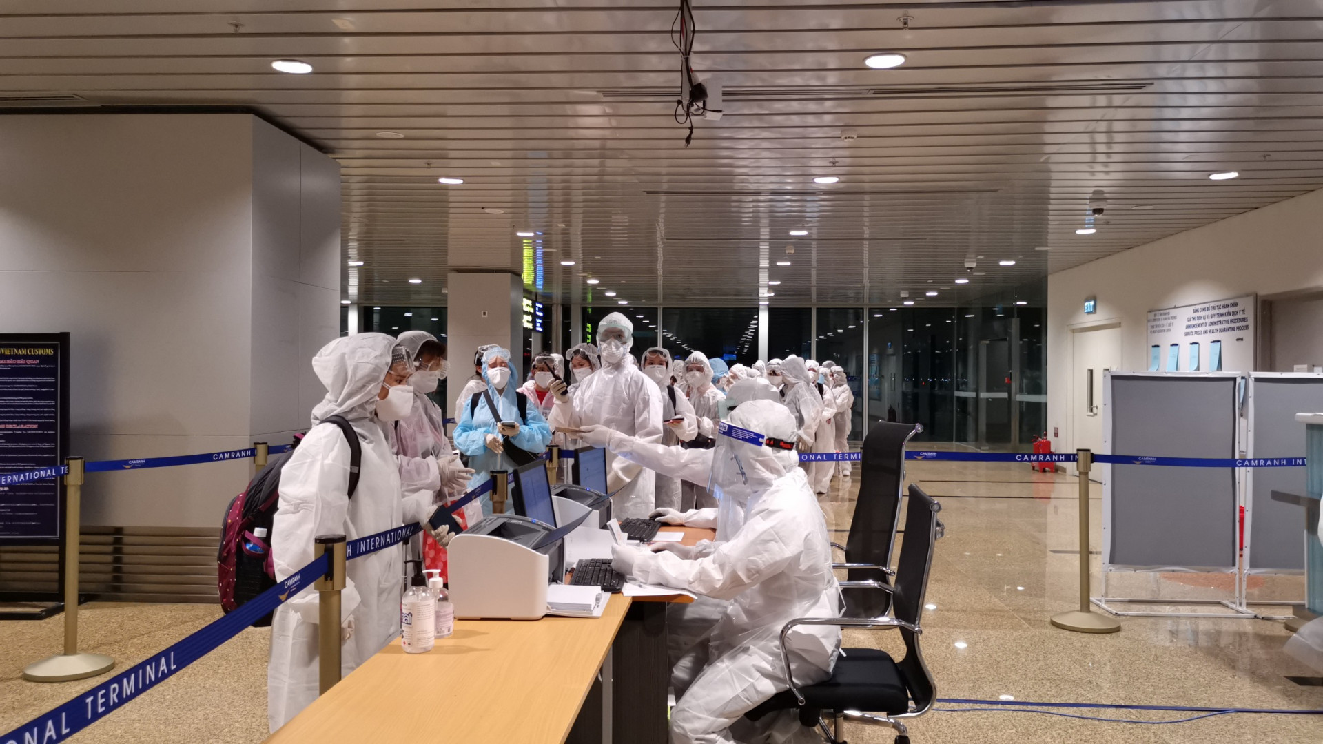 Các công dân về từ Nhật Bản đang làm thủ tục nhập cảnh tại Sân bay quốc tế Cam Ranh