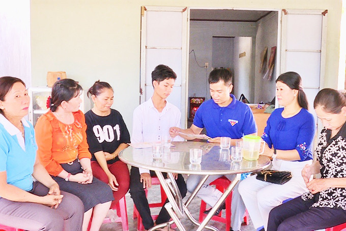 Tuyên truyền dân số tại nhà dân ở xã Cam Hiệp Nam. 