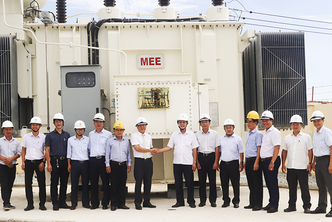 Công ty Cổ phần Điện lực Khánh Hòa: Gắn biển công trình chào mừng Đại hội Đảng bộ Khối Doanh nghiệp tỉnh lần thứ VI