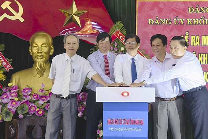 zzCác đại biểu bấm nút ra mắt Trang thông tin điện tử Đảng ủy Khối các cơ quan tỉnh.
