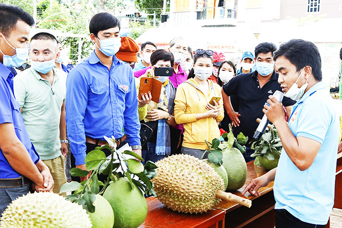 Nông dân Khánh Sơn giới thiệu sản phẩm sầu riêng cho người tiêu dùng tại một phiên chợ được tổ chức tại thị trấn Tô Hạp.