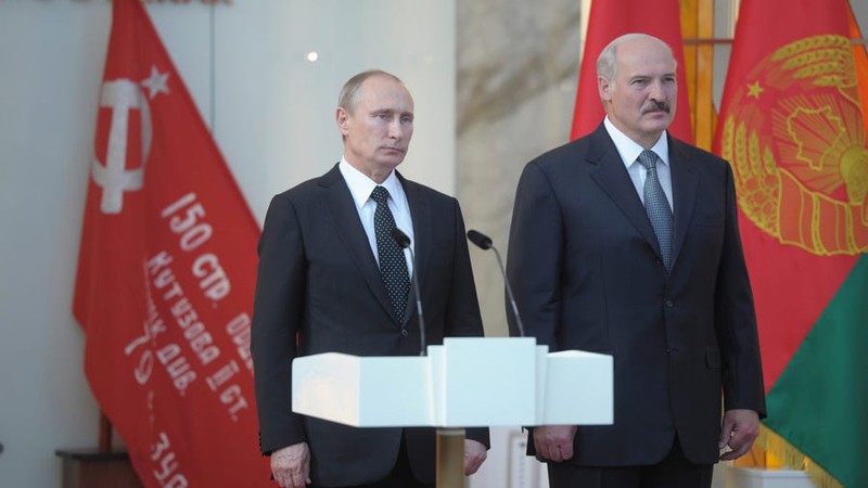 Tổng thống Nga Putin và Tổng thống Belarus Lukashenko năm 2014. Ảnh: Reuters