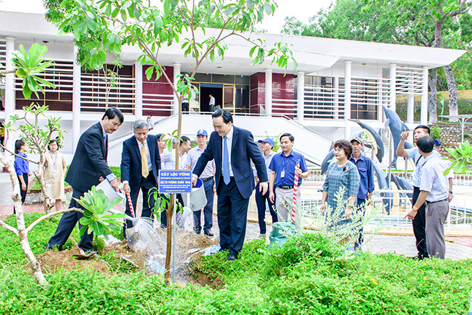 Bộ trưởng Bộ Giáo dục và Đào tạo Phùng Xuân Nhạ cùng lãnh đạo Trường Đại học Nha Trang trồng cây lưu niệm nhân chuyến thăm trường vào ngày 9-8-2019. Ảnh: Trương Trọng Ánh
