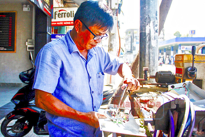 Theo ông Quang, để nâng cao được tay nghề, người thợ khóa  phải biết tìm tòi, học hỏi tất cả các loại khóa…