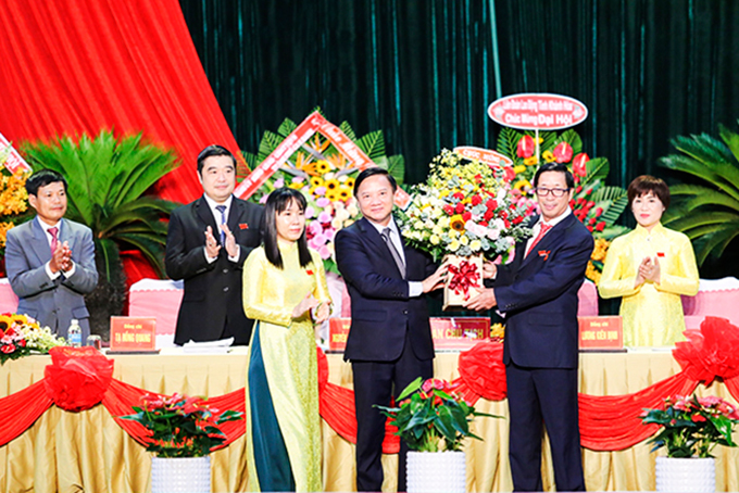 Ông Nguyễn Khắc Định tặng hoa chúc mừng đại hội.