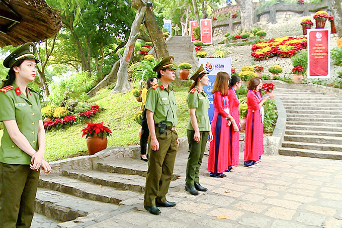 Lực lượng công an đảm bảo an ninh ở điểm du lịch Tháp Bà Ponagar.