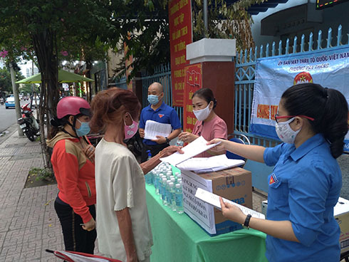 Mặt trận phường Vạn Thắng tặng gần 200 chai dung dịch sát khuẩn cho người dân