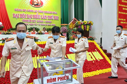 Các đại biểu bầu Ban chấp hành Đảng bộ Công an tỉnh Khánh Hòa