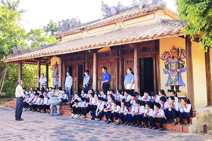 zzCác thế hệ học sinh tham quan, nghe kể chuyện về ngày khởi nghĩa 14-8 tại đình Phú Cang.