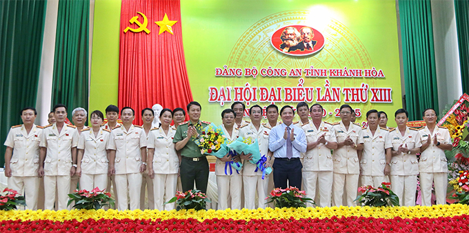 Ông Nguyễn Khắc Định và Thứ trưởng Bộ Công an Lương Tam Quang chúc mừng Ban Chấp hành Đảng bộ Công an tỉnh, nhiệm kỳ 2020 - 2025.