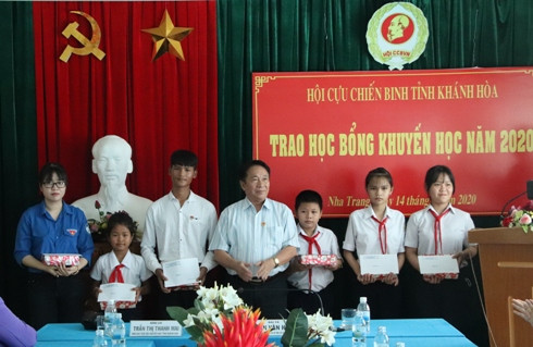 Ông Trần Văn Hạnh - Chủ tịch Hội CCB tỉnh trao học bổng cho các em học sinh, sinh viên