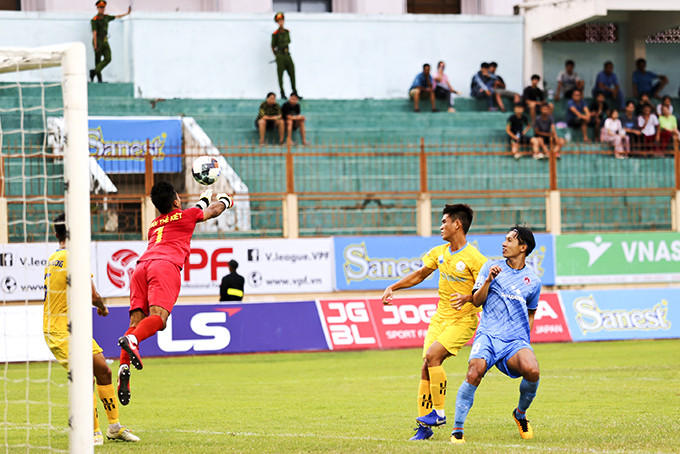 Các giải bóng đá chuyên nghiệp Việt Nam có trở lại theo dự kiến hay không còn phải chờ.