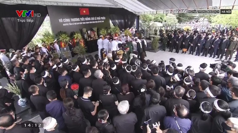 Sau các nghi thức truyền thống, các đồng chí lãnh đạo, nguyên lãnh đạo Đảng, Nhà nước, Mặt trận Tổ quốc Việt Nam, gia quyến của nguyên Tổng Bí thư Lê Khả Phiêu đã thả hoa, đi quanh phần mộ, tiễn biệt ông lần cuối. 