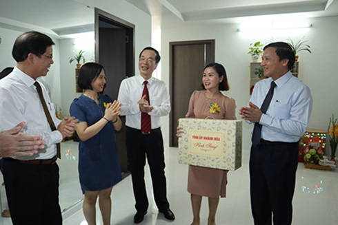 Lãnh đạo Bộ Xây dựng và lãnh đạo tỉnh tặng quà cho một gia đình chính sách ở khối nhà CT2.