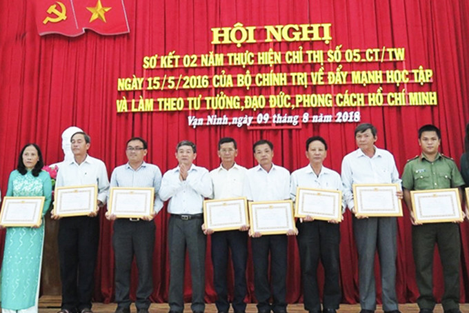 Huyện ủy Vạn Ninh khen thưởng tập thể, cá nhân tiêu biểu trong thực hiện Chỉ thị số 05. Ảnh: Hoài Duy