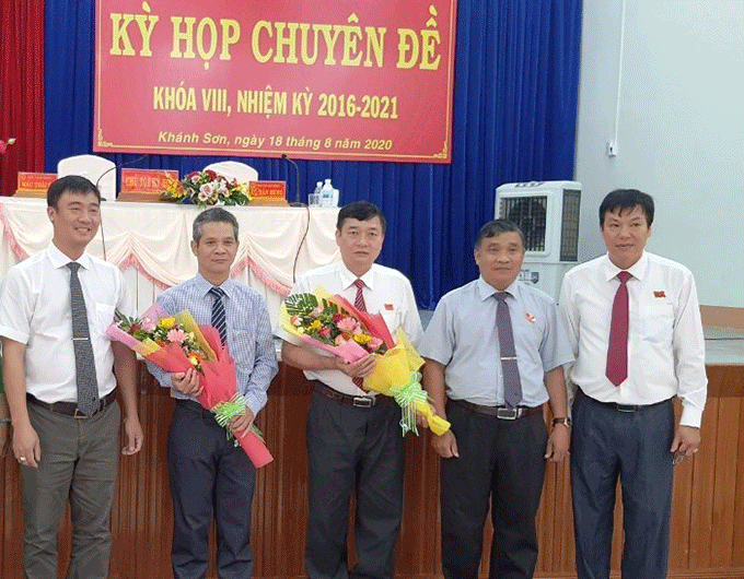 Lãnh đạo huyện Khánh Sơn tặng hoa chúc mừng ông Cao Minh Vỹ (thứ 2 từ trái sang) và ông Nguyễn Quốc Đông (thứ 3 từ trái sang).