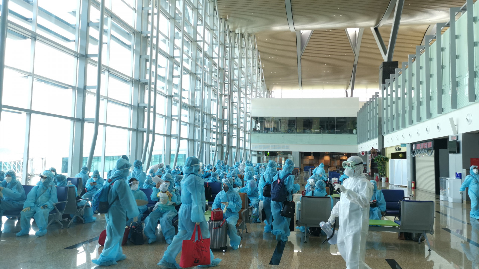Các công dân trở về từ Đài Loan nhập cảnh tại Sân bay quốc tế Cam Ranh