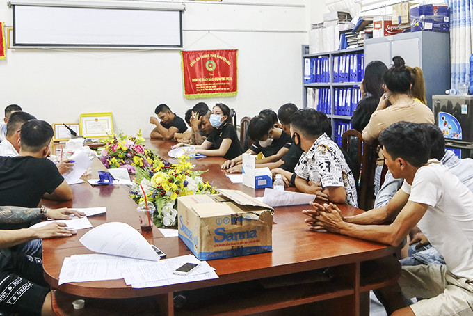 Hàng chục dân chơi phê ma túy trong căn hộ cho thuê ở phường Phước Hòa bị đưa về cơ quan điều tra.