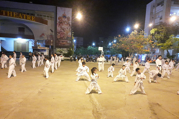 Lớp dạy võ karatedo tại Nhà Thiếu nhi tỉnh được chia làm nhóm nhỏ tập luyện.