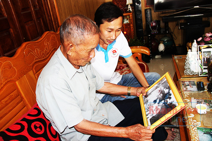 Ông Nguyễn Văn Triết kể chuyện khởi nghĩa giành chính quyền với thệ hệ trẻ.