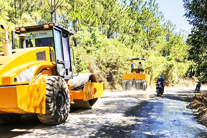 Từng bước hoàn thiện đường Ba Cụm Nam