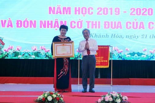 PGS. TS Nguyễn Thị Thúy Hường - Quyền Hiệu trưởng nhà trường nhận bằng khen của Thủ tướng Chính phủ. 