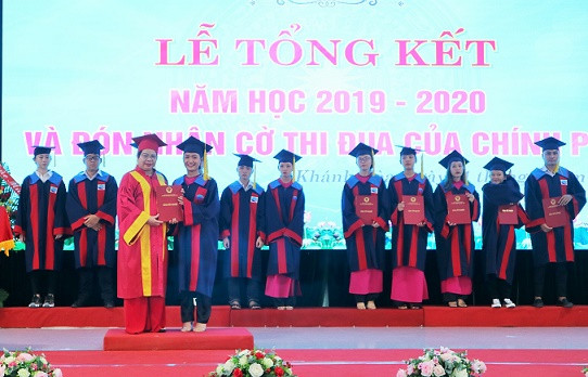 Các sinh viên nhận bằng tốt nghiệp. 