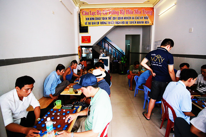 Các kỳ thủ sinh hoạt tại Câu lạc bộ Cờ tướng Kỳ Hữu Nha Trang.