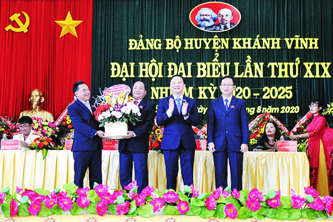 Ông Nguyễn Khắc Định tặng hoa chúc mừng đại hội.