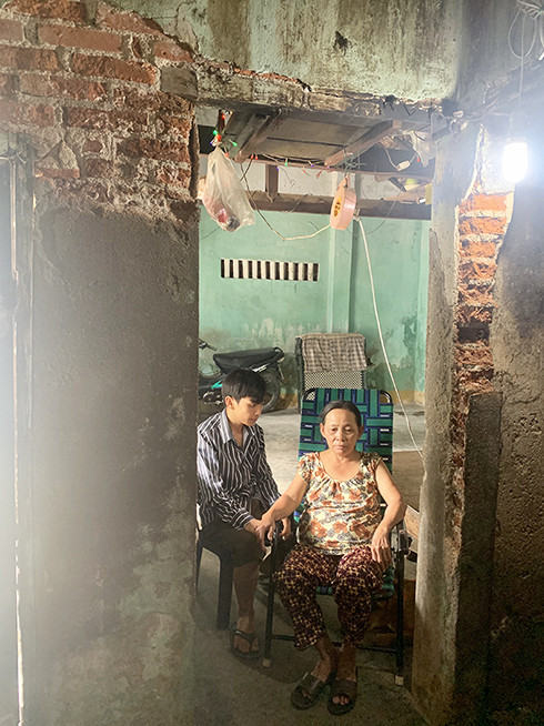 Hai mẹ con bà Quyên trong căn nhà ở tạm cũ kỹ.