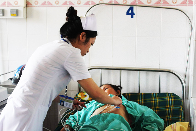 Cán bộ Trung tâm Y tế huyện chăm sóc sức khỏe cho thai phụ. 
