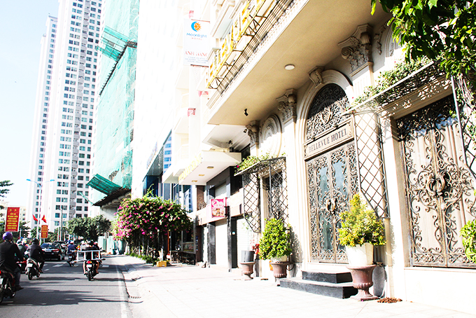 Nhiều khách sạn trên đường Phạm Văn Đồng, TP. Nha Trang đóng cửa vì không có khách.