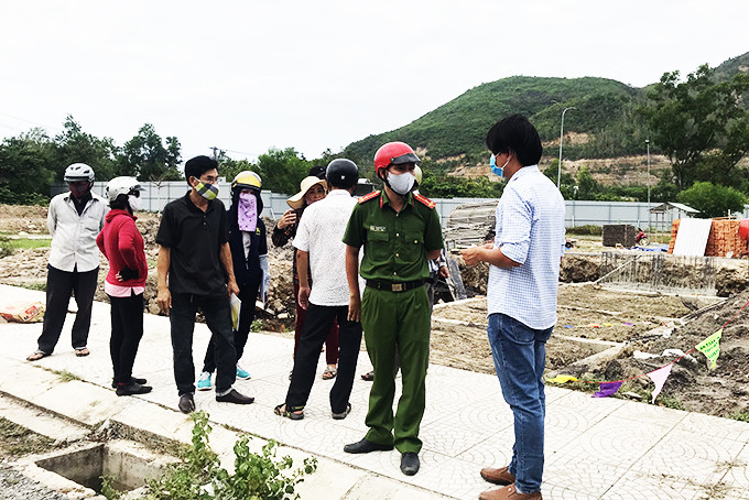 Ngày 19-8, Công an xã Phước Đồng đến lập biên bản, yêu cầu người dân không tập trung đông người.