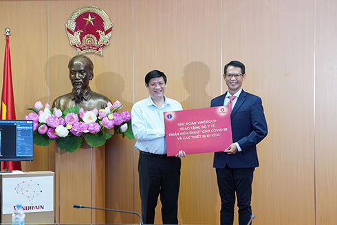 GS.TS Nguyễn Thanh Long, Quyền Bộ trưởng Bộ Y tế tiếp nhận phần  mềm DrAid ™ hỗ trợ đánh giá tiên lượng COVID-19 do Tập đoàn Vingroup trao tặng.