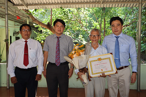 Đồng chí Nguyễn Khắc Toàn trao Huy hiệu 60 năm tuổi Đảng cho đồng chí Vũ Cao Cải