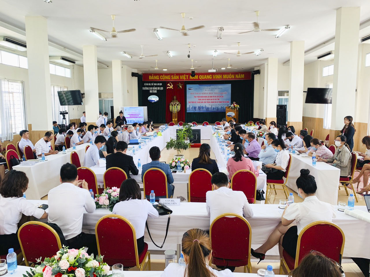 <p style= "text-align: justify; ">Quang cảnh hội thảo</p>