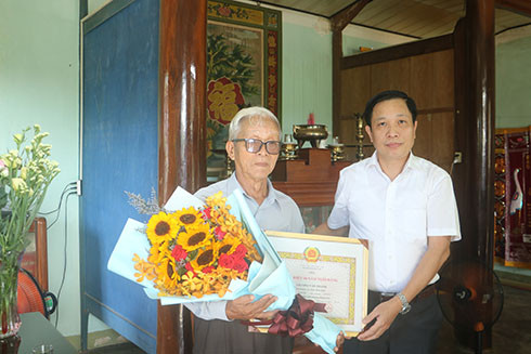 Ông Hà Quốc Trị trao Huy hiệu 60 năm tuổi Đảng cho ông Trương Văn Thạnh.