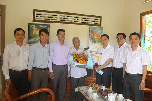 Ông Hà Quốc Trị trao Huy hiệu 55 tuổi Đảng cho ông Nguyễn Hồng Lâm.