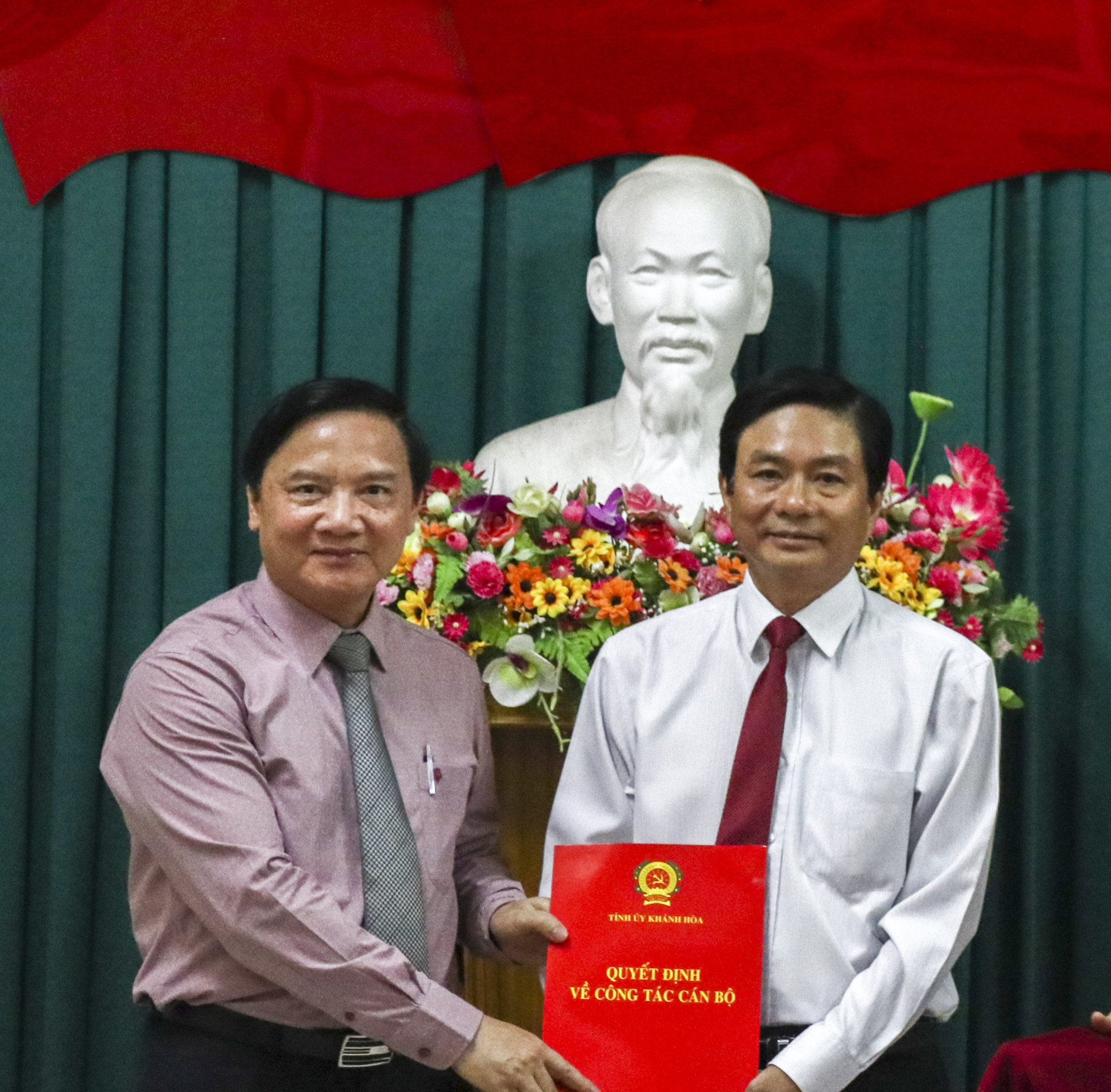ông Nguyễn Khắc Định (bìa trái) trao quyết định cho ông Lữ Thanh Hải.
