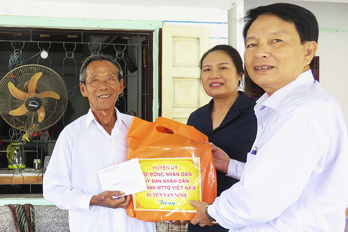 Lãnh đạo huyện thăm, tặng quà gia đình ông Nguyễn Nhiều (con liệt sĩ, xã Vạn Phước).