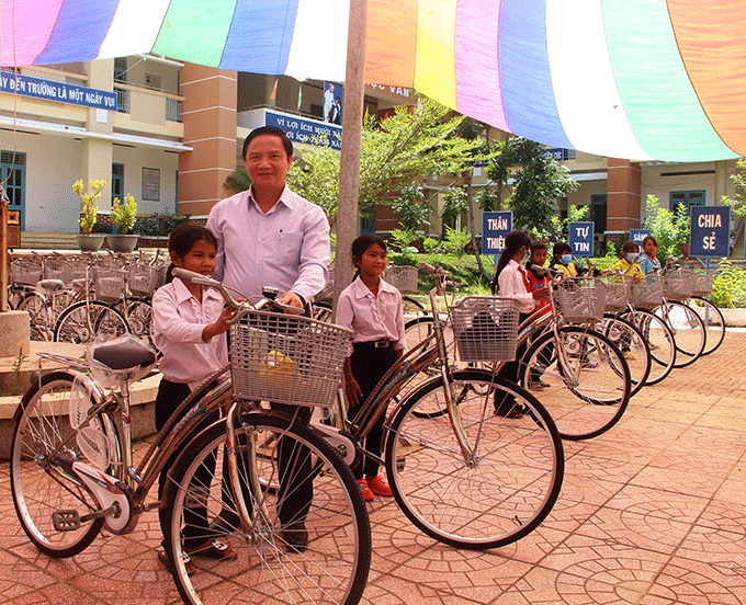  Ông Nguyễn Khắc Định trao xe đạp cho các em học sinh nghèo, có hoàn cảnh khó khăn tại Trường Tiểu học và Trung học cơ sở Thành Sơn