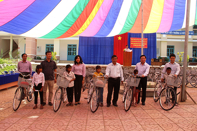 Lãnh đạo tỉnh và các đơn vị giúp đỡ xã Thành Sơn trao tặng xe đạp cho các em học sinh