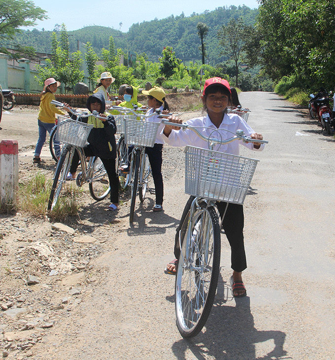 Niềm vui của các em học sinh khi có xe đạp mới